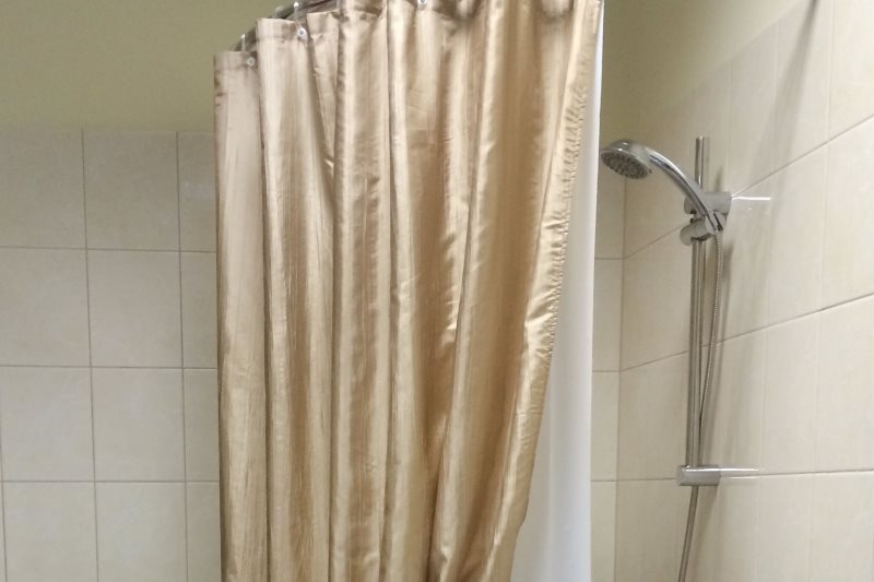 Dubbelt gardin i duschen