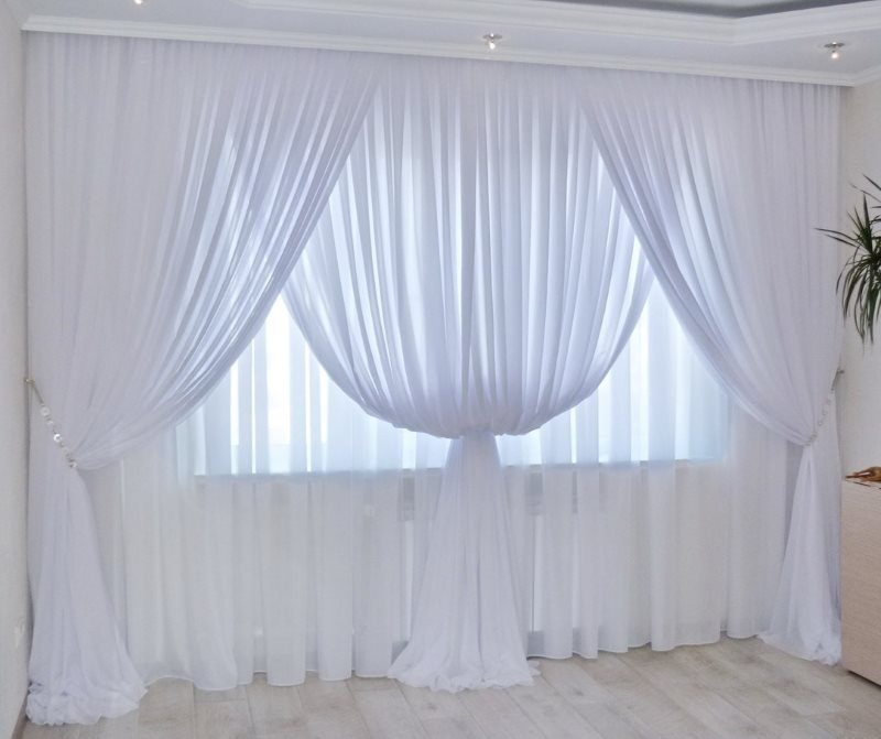 Tingkap ruang tamu dengan tulle double veil