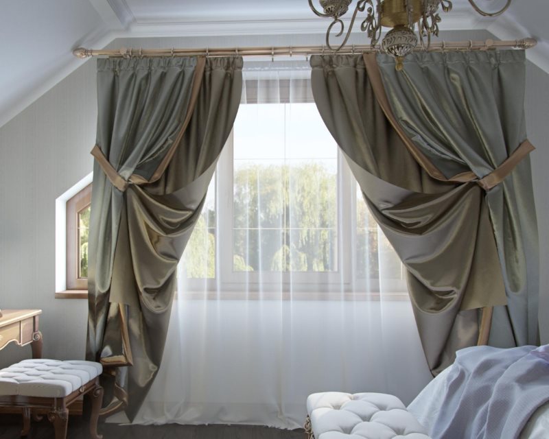 וילונות כפולים על החלון בחדר השינה