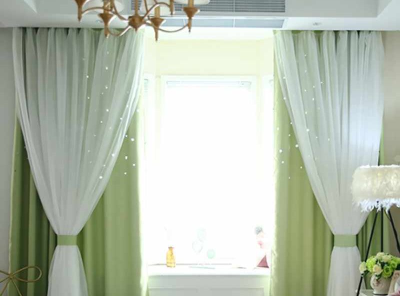A nappali ablakának díszítése dupla függönyökkel egy rejtett ereszen