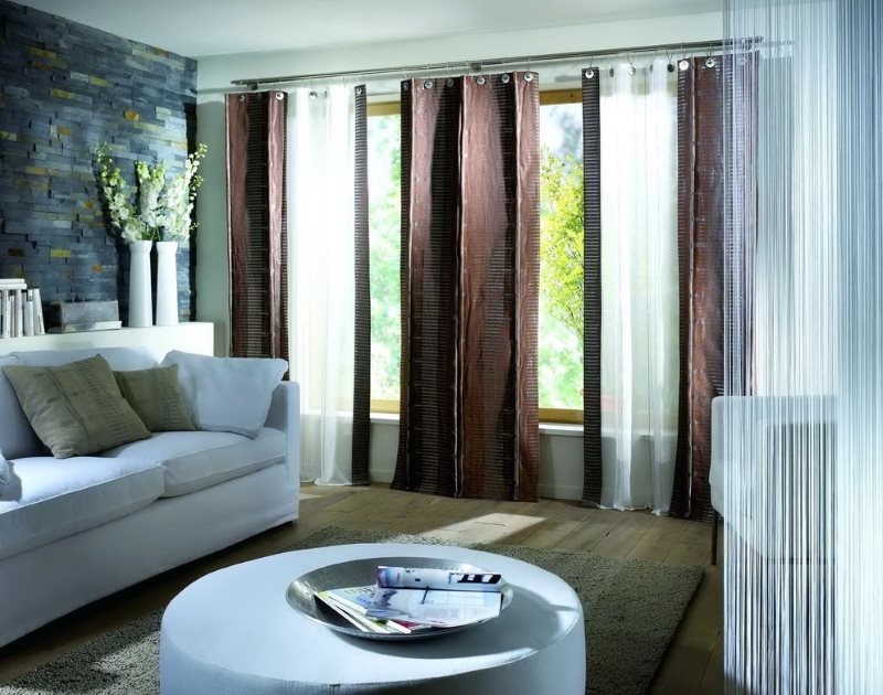 Modernt vardagsrum med dubbla gardiner