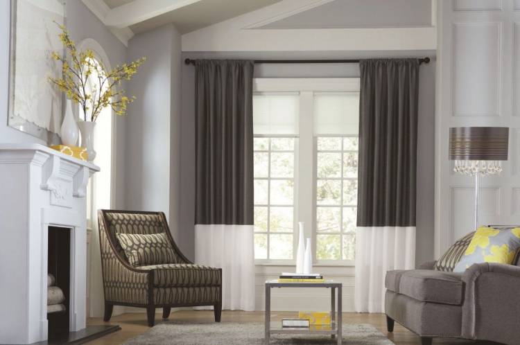 Divatos nappali kialakítás két színű függönyökkel