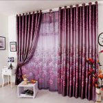 Violetti verhot ja tylli - valoisa huone