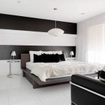 חדר שינה מסוגנן עם וילונות לבנים