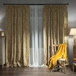 Tirai dengan corak di pedalaman ruang tamu