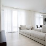 Ruime minimalistische woonkamer