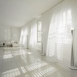 Hófehér szoba világos függönyökkel