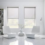 Design del soggiorno con mobili bianchi