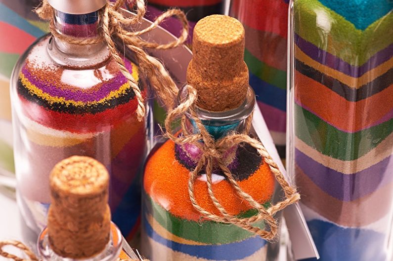 decorazione della bottiglia con sale colorato