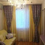 Foto av dubbla gardiner i ett litet vardagsrum