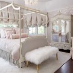 Tende di lusso in una camera da letto in stile classico