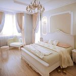 Lichte slaapkamer in klassieke stijl