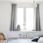 Inredningen i sovrummet med korta gardiner