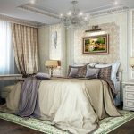 Klassieke slaapkamer met nachtgordijnen