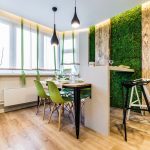 Cucina dal design ecologico con pavimento in legno