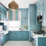 مطبخ صغير بألوان زرقاء