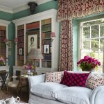 Färgglada lambrequin gardiner i vardagsrummet i ett privat hus