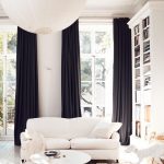 Vit soffa och svarta gardiner