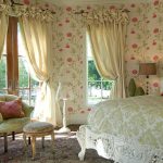 Interno camera da letto con carta da parati floreale