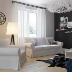 Design del soggiorno con tende bianche