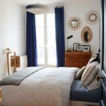 Blå gardiner i ett litet sovrum