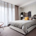 Dekorera ett panoramafönster i ett modernt sovrum