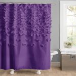 Tenda della doccia viola in bagno
