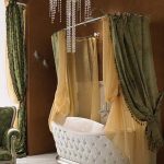 Täta gardiner över badrummet i ett privat hus