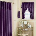Violet textiel in de badkamer