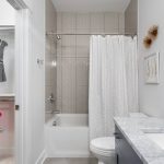 Fürdőszoba design fehér falakkal