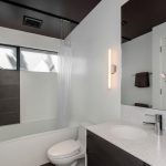 Design del bagno in bianco e nero
