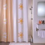 Tvåtonig gardin på hylla i badrummet