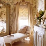 Comfortabele bank in slaapkamer in Provençaalse stijl