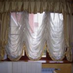 Franska gardiner i köksfönstret