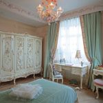 Houten meubels in een slaapkamer in een klassieke stijl