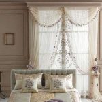 Dekoratív párnák az ágyon a házastársak hálószobájában