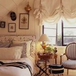 Sovrum med franska gardiner på fönstret