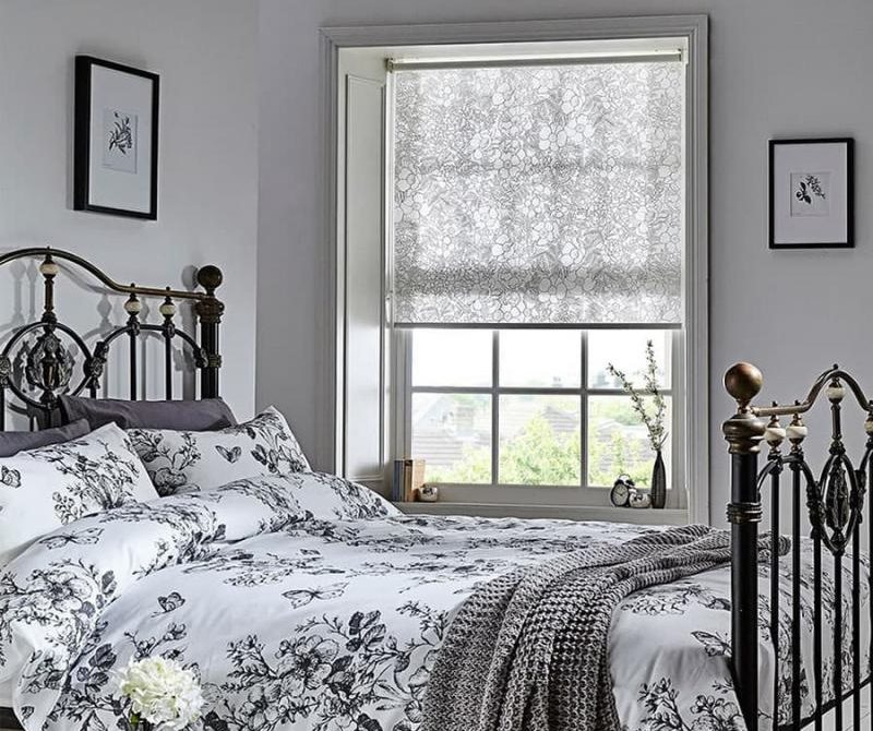 Interno camera da letto con tenda di cotone