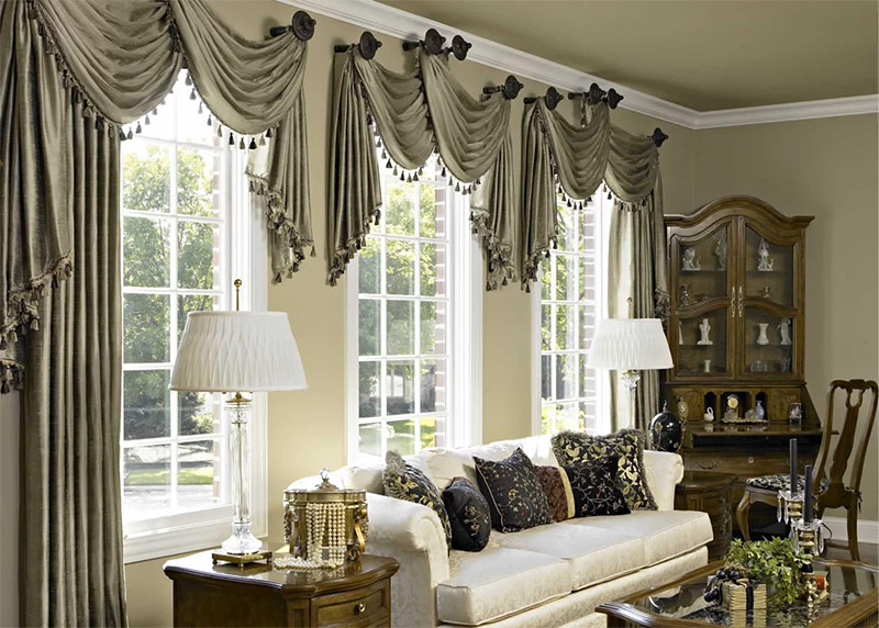 klassiska gardiner i vardagsrummet