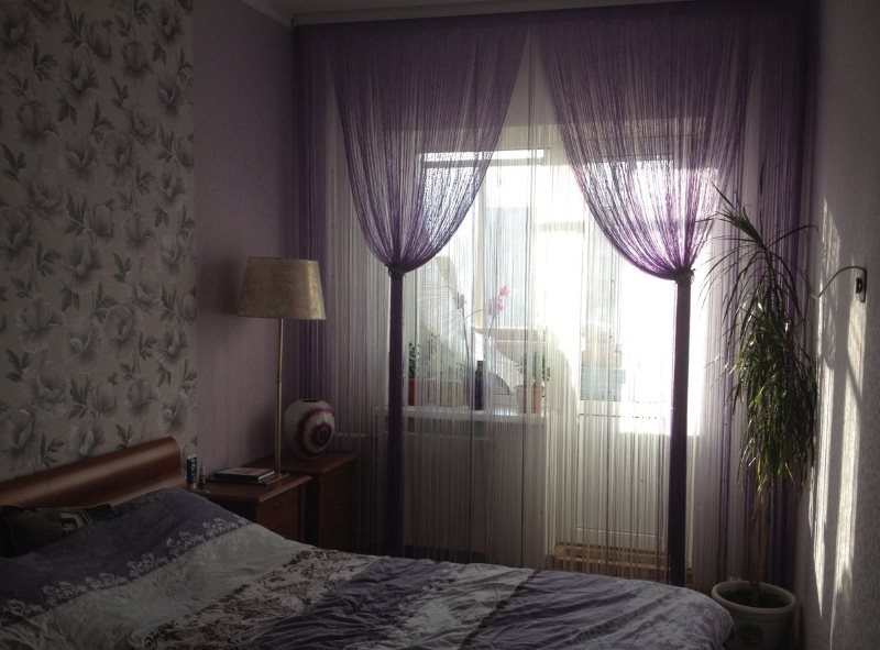 Décor de fenêtre dans la chambre avec des rideaux de coton