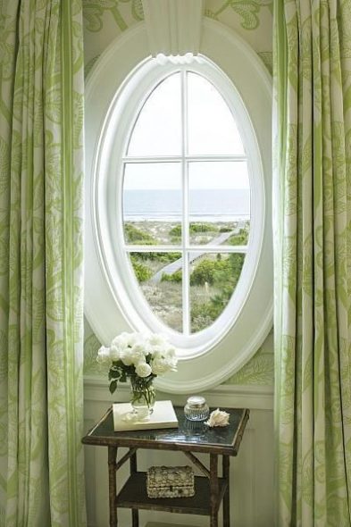 Klassiska gardiner för ett ovalt fönster