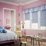 korta gardiner till fönsterbrädan i sovrummets inredning