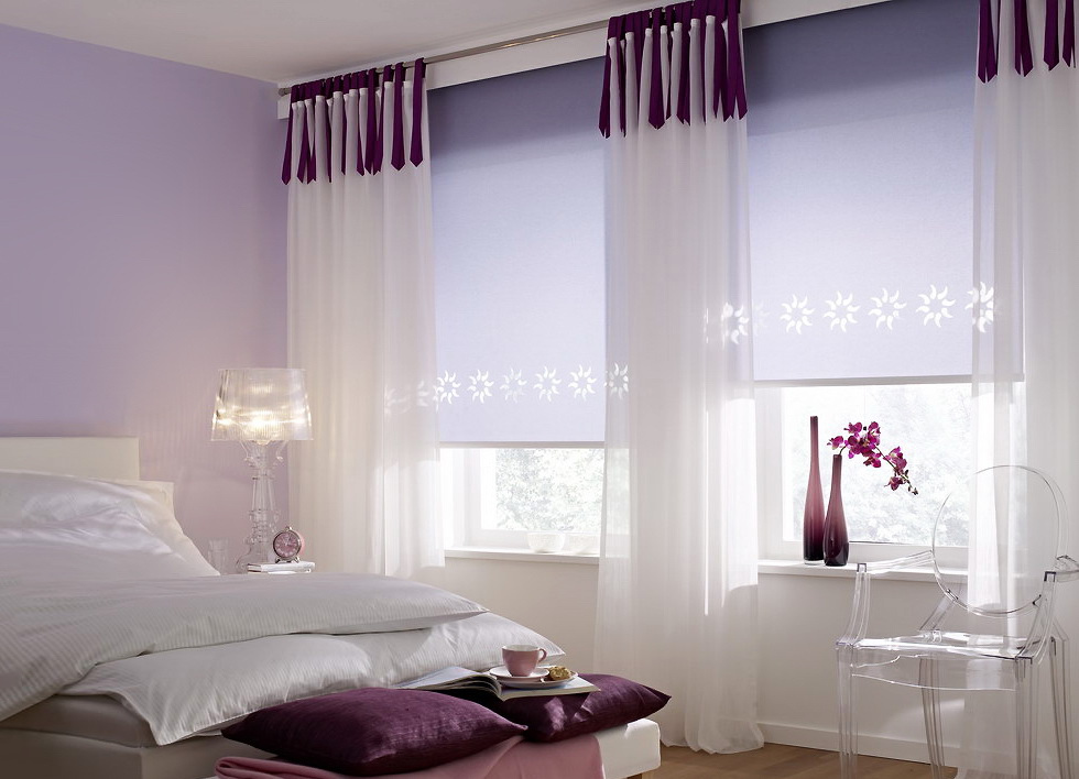 cortine sul davanzale delle finestre nelle idee interne della camera da letto
