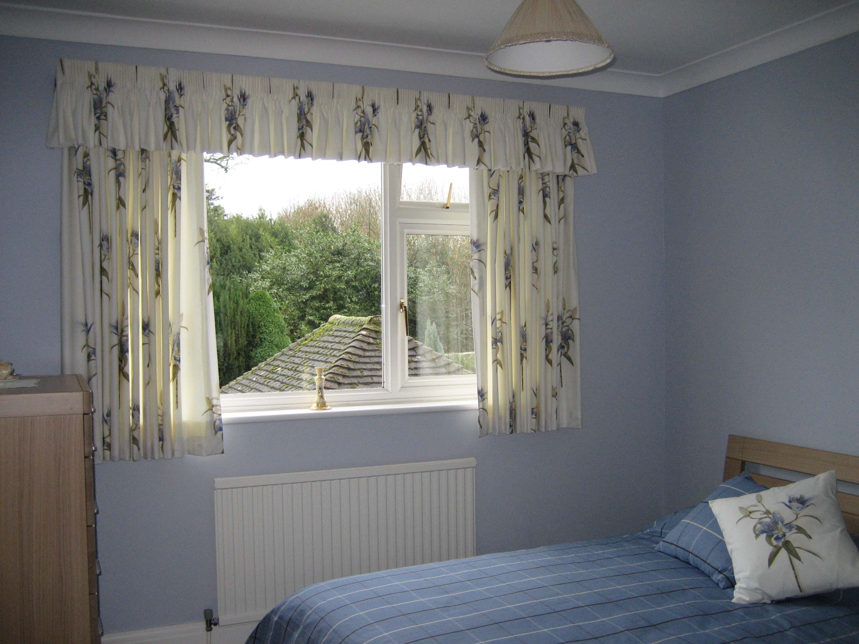 korta gardiner till fönsterbrädan i sovrummet design idéer
