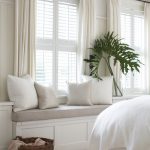 korta gardiner till fönsterbrädan i sovrummet