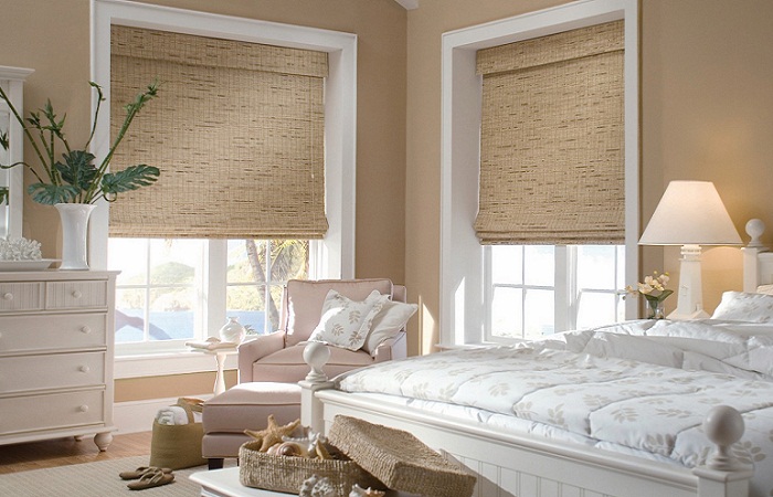 korta gardiner till fönsterbrädan i sovrummets inredningsfoto