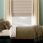 korta gardiner till fönsterbrädan i sovrumsdekorationen