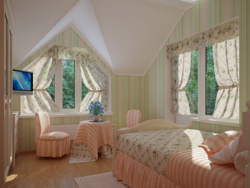 Korta gardiner i ett lanthus sovrum