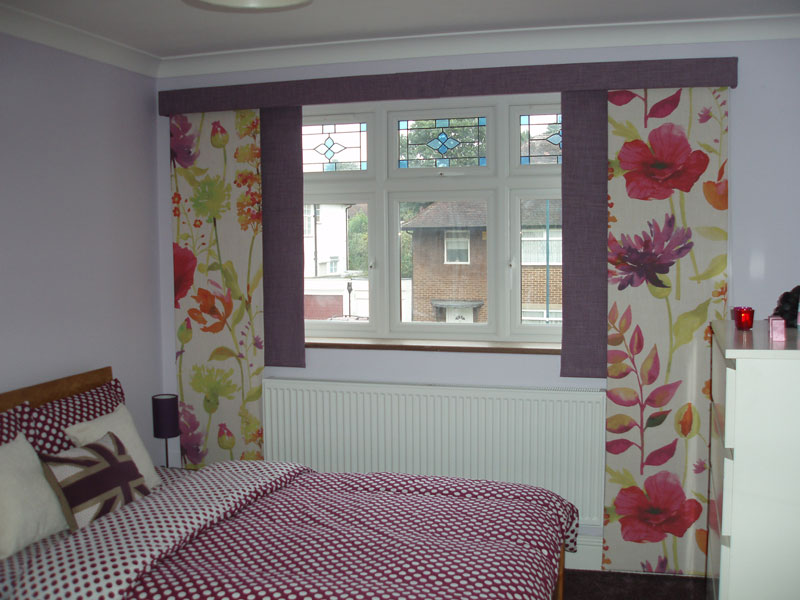 Fönstret i sovrummet med korta gardiner japansk typ