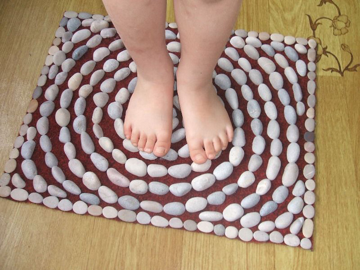 babymassage mat gemaakt van stenen